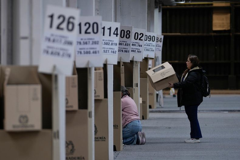 Trabajadores electorales preparan un centro de votación para las elecciones presidenciales del domingo en Bogotá, Colombia, el viernes 29 de mayo de 2026. (Foto AP/Matias Delacroix)