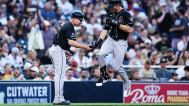 Max Kepler, derecha, de los Diamondbacks de Arizona, es felicitado por el coach de tercera base, J.R. House, izquierda, después de disparar un jonrón de tres carreras ante los Padres de San Diego, en la tercera entrada del juego de béisbol de Grandes Ligas, el lunes 6 de julio de 2026, en San Diego. (AP Foto/Derrick Tuskan)