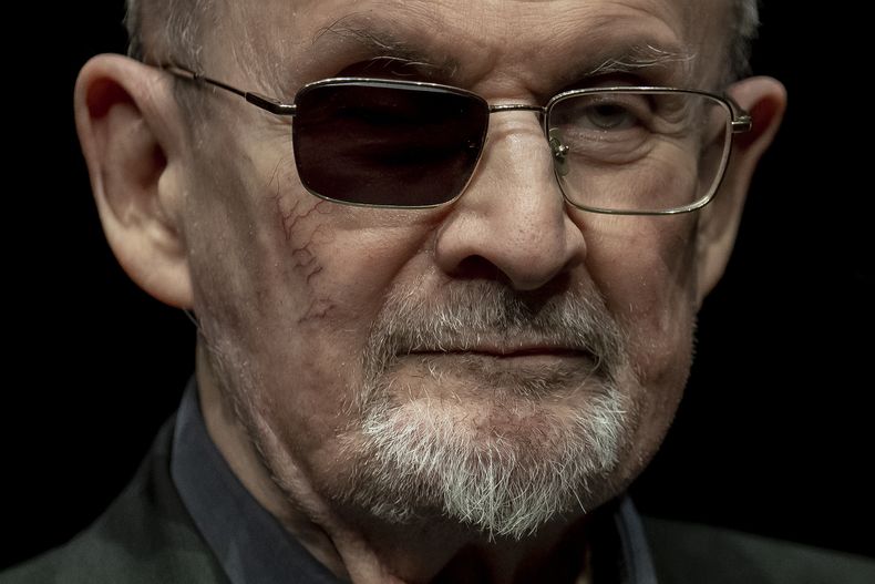 ARCHIVO – El escritor Salman Rushdie posa para promocionar su libro Knife: Meditations After an Attempted Murder (Cuchillo: Meditaciones tras un intento de asesinato), en el Deutsches Theater en Berlín, Alemania, el 16 de mayo de 2024. (AP Foto/Ebrahim Noroozi, Archivo)