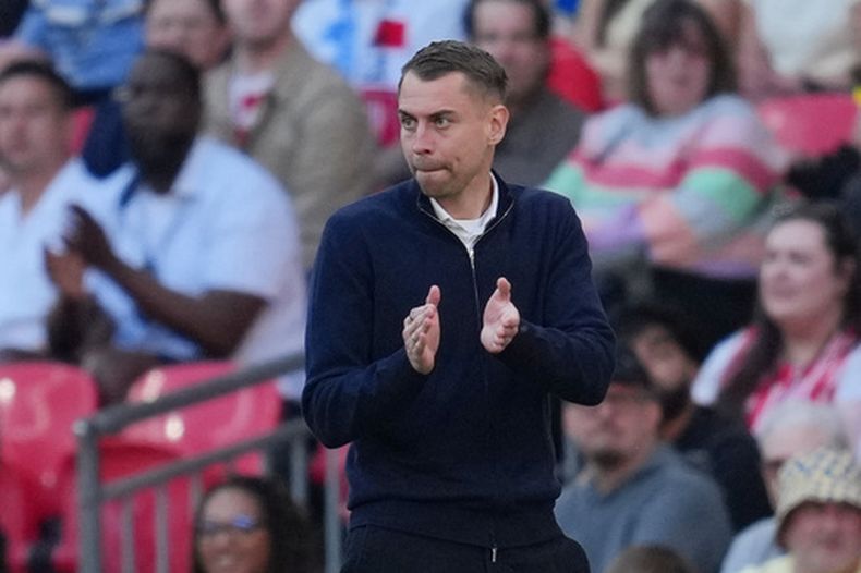 ARCHIVO - Foto del 25 de abril del 2026, el entrenador del Southampton Tonda Eckert reacciona durante la semifinal de la Copa FA ante el Manchester City. (AP Foto/Kin Cheung, Archivo)