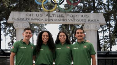 De izquierda a derecha, los clavadistas mexicanos Kevin Berlín, Gabriela Agúndez, Alejandra Orozco y Randal Willars posan para una foto en el Comité Olímpico Mexicano de la capital de su país, el viernes 7 de junio de 2024. (AP Foto/Marco Ugarte)