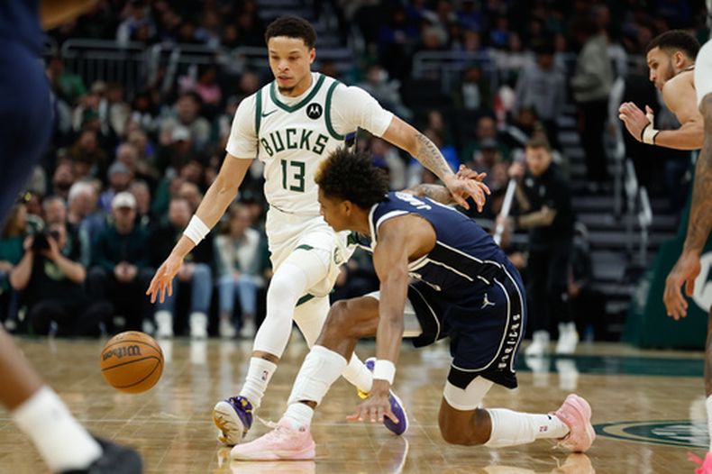 Ryan Rollins, de los Bucks de Milwaukee, dribla en el partido ante los Mavericks de Dallas, el martes 31 de marzo de 2026 (AP Foto/Jeffrey Phelps)