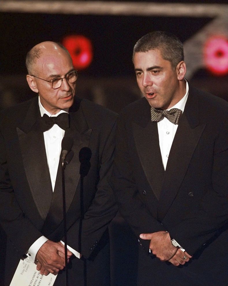 ARCHIVO - Alan Arkin, izquierda, y su hijo Adam de Chicago Hope anuncian a las nominadas a mejor actriz de reparto en una serie de drama en la 49a edición anual de los Emmy el 14 de septiembre de 1997 en Pasadena, California. Arkin, el actor de carácter que demostró su versatilidad en la comedia y el drama al recibir recibió cuatro nominaciones al Premio de la Academia y ganó un Oscar en 2007 por Little Miss Sunshine, falleció a los 89 años. (Foto AP/Susan Sterner, archivo)