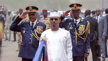 ARCHIVO - El presidente de Chad, Mahamat Deby Itno, permanece de pie durante su ceremonia de investidura en Ndjamena, Chad, el jueves 23 de mayo de 2024. (AP Foto/Mouta Ali, archivo)