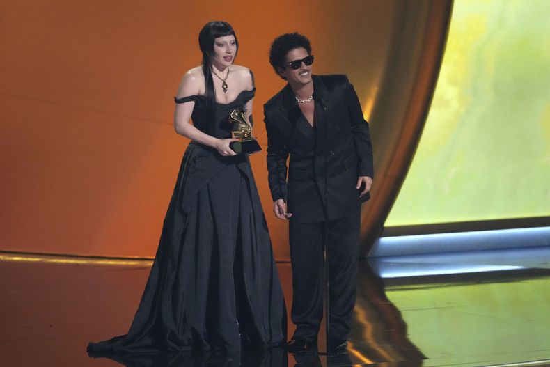 Lady Gaga, izquierda, y Bruno Mars aceptan el premio a la mejor interpretación de un dúo o grupo pop por Die With A Smile durante la 67ª entrega anual de los Grammy el domingo 2 de febrero de 2025 en Los Ángeles. (Foto AP/Chris Pizzello)