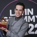 ARCHIVO - Edgar Barrera posa con un Latin Grammy en la 23a entrega anual del Latin Grammy el 17 de noviembre de 2022, en Las Vegas. (Foto AP/John Locher, archivo)