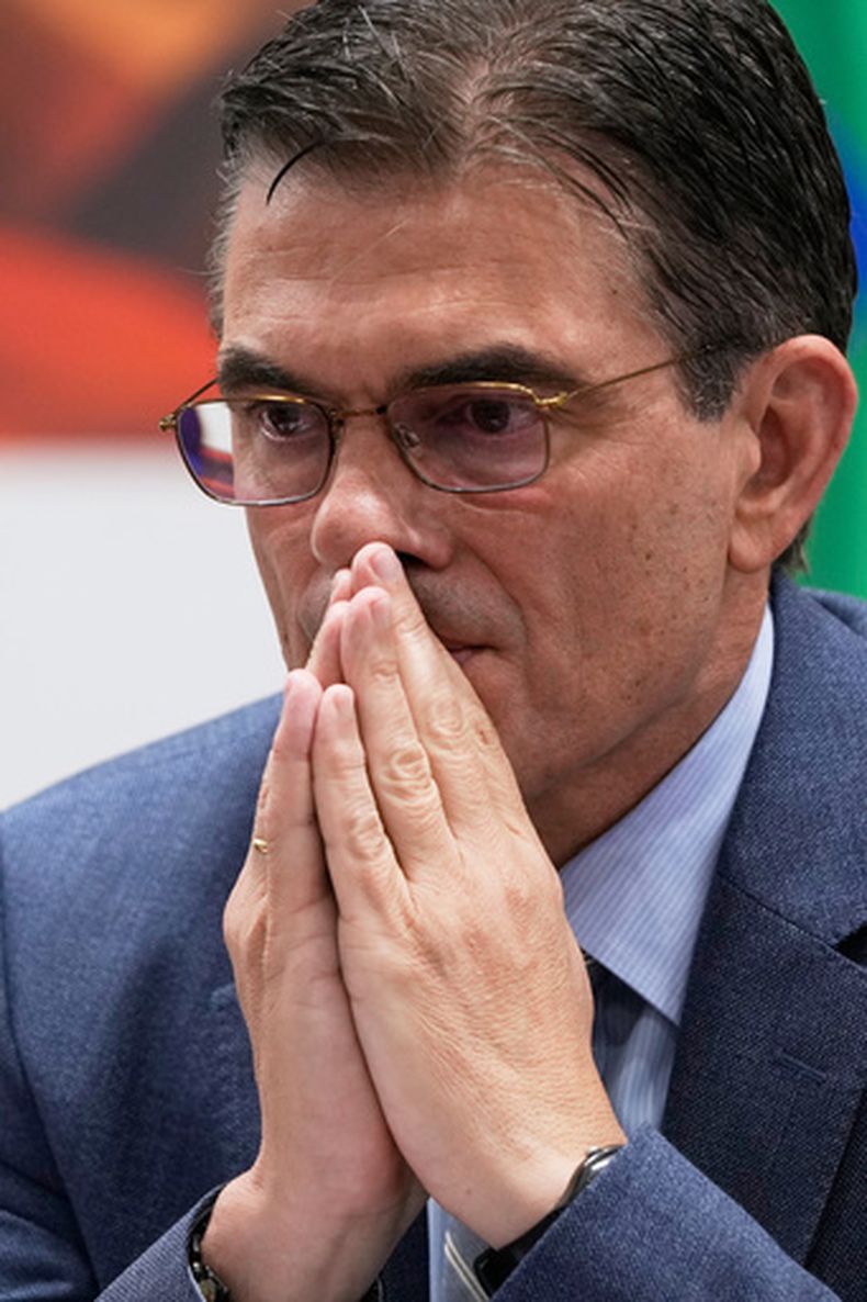 El presidente boliviano Rodrigo Paz asiste a una rueda de prensa en el Palacio de Gobierno de La Paz, Bolivia, el lunes 6 de abril de 2026. (Foto AP/Juan Karita)