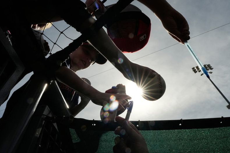 Aficionados buscan recibir autógrafos previo al partido de pretemporada en los entrenamientos de primavera entre los Guardianes de Cleveland y los Diamondbacks de Arizona, el lunes 23 de febrero de 2026, en Goodyear, Arizona. (AP Foto/Chris Carlson)