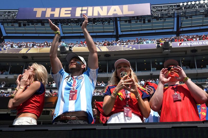 Aficionados aclaman a sus equipos antes de la final de la Copa del Mundo, el domingo 19 de julio de 2026 en East Rutherford, Nueva Jersey (AP Foto/Jacquelyn Martin)