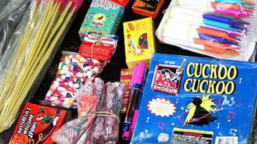 americateve | En vísperas de la última noche del año, el Departamento de Bomberos de Miami-Dade inspeccionó hoy a diferentes establecimientos que venden fuegos pirotécnicos para asegurarse de que cumplen con los códigos de seguridad.