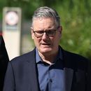El primer ministro británico, Keir Starmer, camina mientras visita un proyecto de viviendas públicas en el norte de Londres, el viernes 19 de junio de 2026. (Peter Macdiarmid/Pool Foto via AP)