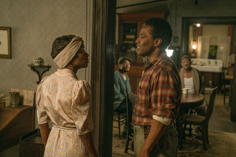 En esta imagen proporcionada por Netflix, Danielle Deadwyler, izquierda, y John David Washington en una escena de “The Piano Lesson”. (David Lee/Netflix vía AP)