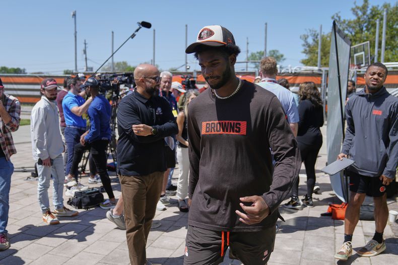 El QB de los Browns de Cleveland, Shedeur Sanders (12), sale de una conferencia de prensa durante el minicampamento de novatos del equipo de fútbol americano de la NFL en Berea, Ohio, el sábado 10 de mayo de 2025. (AP Foto/Sue Ogrocki)