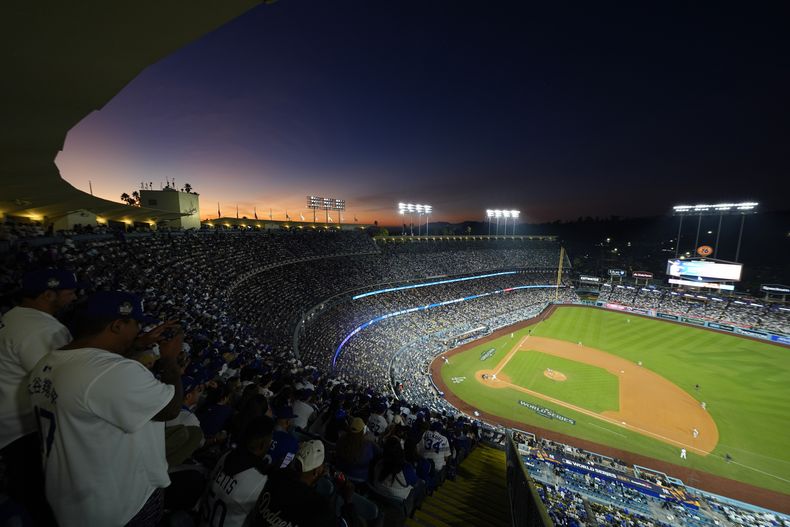 El sol se pone detrás del Dodger Stadium durante el primer juego de la Serie Mundial entre Los Ángeles y los Yankees de Nueva York, el viernes 25 de octubre de 2024 (AP Foto/Julio Cortez)