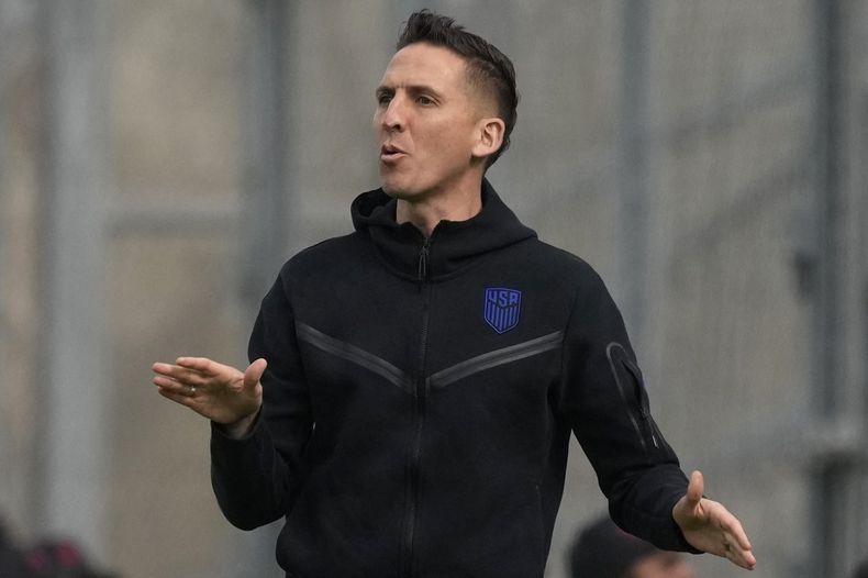 Mikey Varas, asistente técnico de la selección de Estados Unidos de fútbol, da indicaciones a sus jugadores durante la Copa del Mundo Sub 20 de FIFA, en partido del Grupo B del torneo en contra de Eslovaquia, en el estadio Bicentenario, en San Juan Argentina, el viernes 26 de mayo de 2023. (AP Foto/Natacha Pisarenko, Archivo)