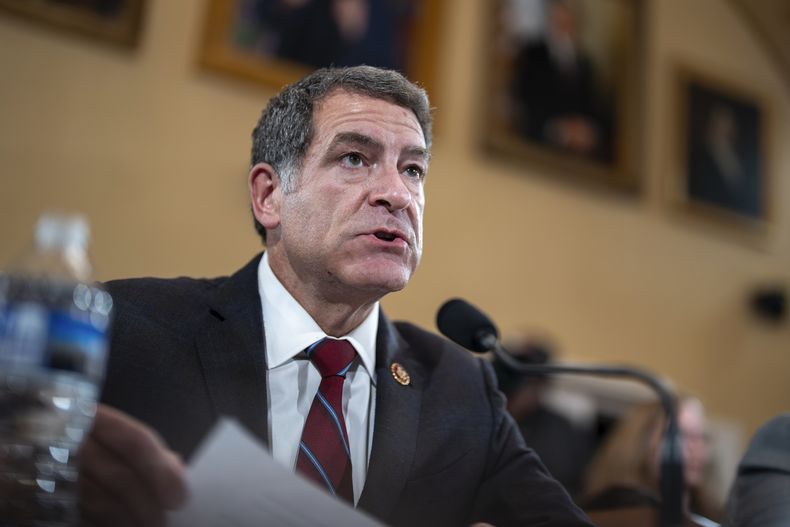 Eel congresista Mark Green, republicano por Tennessee y presidente del Comité de Seguridad Nacional, habla durante la preparación de los artículos constitucionales para la votación por un juicio político contra el secretario de Seguridad Nacional Alejandro Mayorkas, en el Capitolio en Washington, el lunes 5 de febrero de 2024. (AP Foto/J. Scott Applewhite)