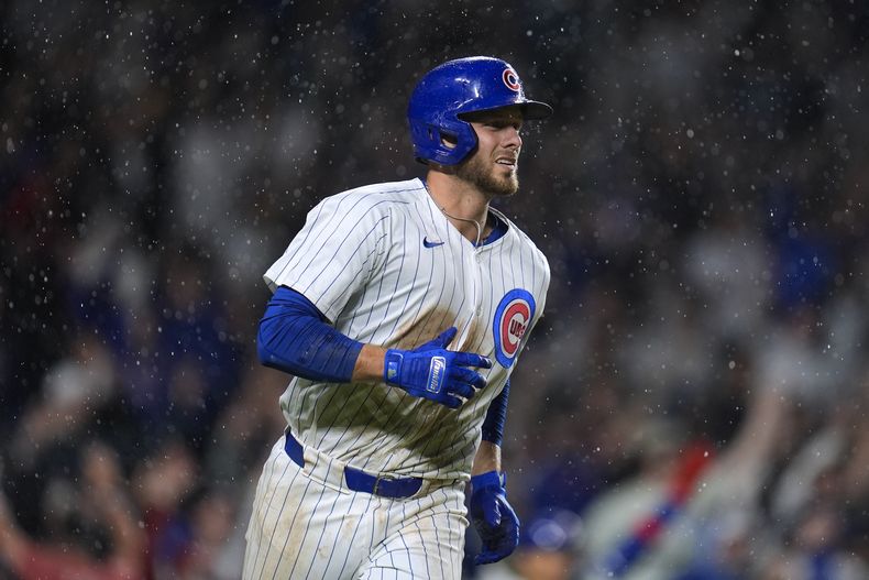 Michael Busch, de los Cachorros de Chicago, recorre las bases luego de batear un jonrón para resolver el juego ante los Padres de San Diego, el martes 7 de mayo de 2024 (AP Foto/Erin Hooley)