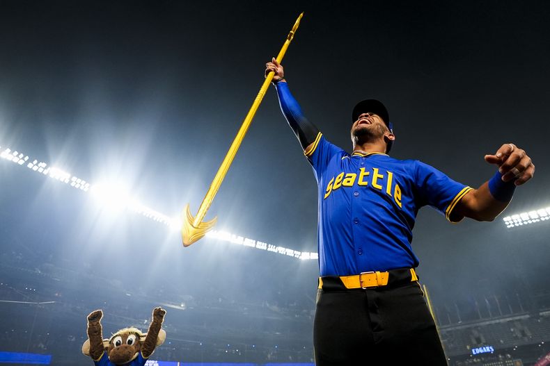 El dominicano Julio Rodríguez, de los Marineros de Seattle, levanta un tridente tras el triunfo sobre los Cachorros de Chicago, el viernes 12 de abril de 2024 (AP Foto/Lindsey Wasson)