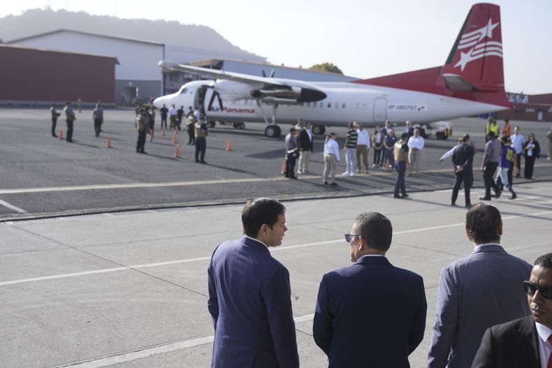 El secretario de Estado de Estados Unidos Marco Rubio, izquierda, dialoga con el ministro de Seguridad Pública panameño Frank Alexis Abrego, centro, y el ministro de Relaciones Exteriores de Panamá, Javier Martínez-Acha, cuando un grupo de personas aborda un vuelo de repatriación a Colombia, en el Aeropuerto Albrook de Ciudad de Panamá, el lunes 3 de febrero de 2025. (AP Foto/Mark Schiefelbein, Pool)