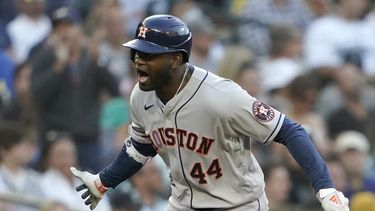 Astros frenan racha de 14 triunfos de Marineros, vencen 5-2