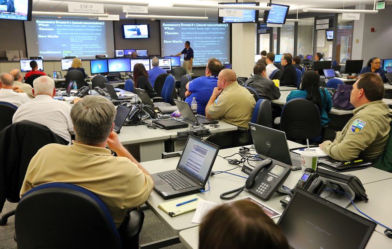 Representantes de agencias estatales se preparan para la ola fr&iacute;a que llegar&aacute; a Georgia el lunes 10 de febrero de 2014, en Atlanta. (Foto de AP / Atlanta Journal & Constitution, Curtis Compton)