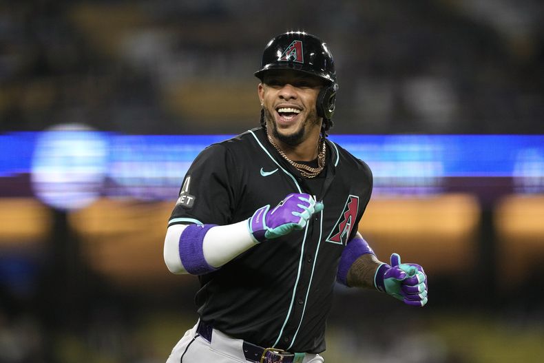 Ketel Marte, de los Diamondbacks de Arizona, mira hacia la cueva luego de conectar un jonrón ante los Dodgers de Los Ángeles, el miércoles 22 de mayo de 2024 (AP Foto/Mark J. Terrill)
