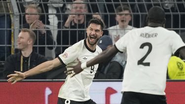 Tim Kleindienst, izquierda, de Alemania, celebra después de marcar el tercer gol de su equipo con Antonio Rudiger durante el partido de fútbol de cuartos de final de la Liga de Naciones entre Alemania e Italia, en el Signal-Iduna Park en Dortmund, Alemania, el domingo 23 de marzo de 2025. (AP Foto/Martin Meissner)