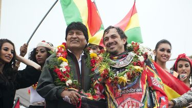 americateve | El presidente boliviano Evo Morales, izquierda, estrecha la mano del piloto boliviano Juan Carlos Salvatierra al t&eacute;rmino de la s&eacute;ptima etapa del Rally Dakar en Uyuni, Bolivia, el domingo 12 de enero de 2014. (AP Foto/Victor R. Caivano)