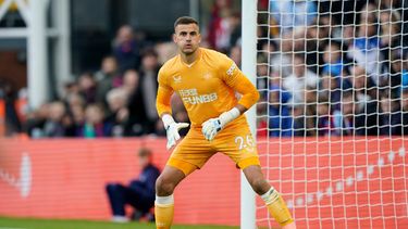 ARCHIVO - Foto del 23 de octubre del 2021, el portero del Newcastle Karl Darlow en acción en el encuentro ante el Crystal Palace en la Liga Premier. (AP Foto/Steve Luciano, Archivo)