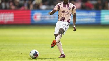 ARCHIVO - El mediocampista de los Timbers de Portland, Diego Chara, pasa el balón durante la primera mitad de un partido de fútbol de la MLS contra Los Angeles FC, el sábado 4 de marzo de 2023, en Los Ángeles. (AP Foto/Jae C. Hong, Archivo)