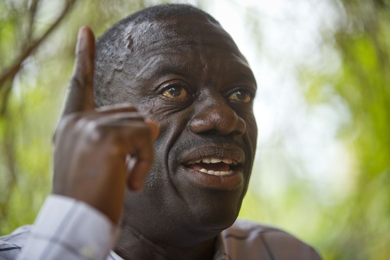 El líder opositor ugandés y entonces candidato presidencial Kizza Besigye en su vivienda, estando bajo arresto domiciliario, en Kasangati, afuera de la capital Kampala, Uganda, el 21 de febrero del 2016. (AP foto/Ben Curtis)