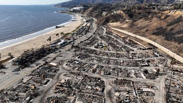 Vista de la devastación causada por el incendio en la zona Pacific Palisades de Los Ángeles, el 27 de enero del 2025. (AP foto/Jae C. Hong)