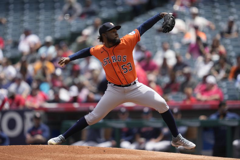 El dominicano Cristian Javier, abridor de los Astros de Houston, hace un lanzamiento en el juego del miércoles 10 de mayo de 2023, ante los Angelinos de Los Ángeles (AP Foto/Ashley Landis)