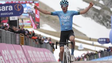 El italiano Davide Bais celebra tras ganar la séptima etapa del Giro de Italia entre Capua y Gran Sasso el viernes 7 de mayo del 2023. (Gian Mattia DAlberto/LaPresse via AP)