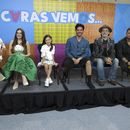 Los actores, de izquierda a derecha, Luis de la Rosa, María Ibarra Paleta, Paula Hernández, Daniel Elbittar y Bruno Bichir posan con el director Beto Gómez, a la derecha, durante una entrevista sobre la película Caras vemos en la Ciudad de México el 19 de agosto de 2024. (Foto AP/Berenice Bautista)