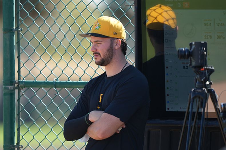Paul Skenes de los Piratas de Pittsburgh observa una práctica de pretemporada, el sábado 14 de febrero de 2026, en Bradenton, Florida. (AP Foto/Matt Slocum)