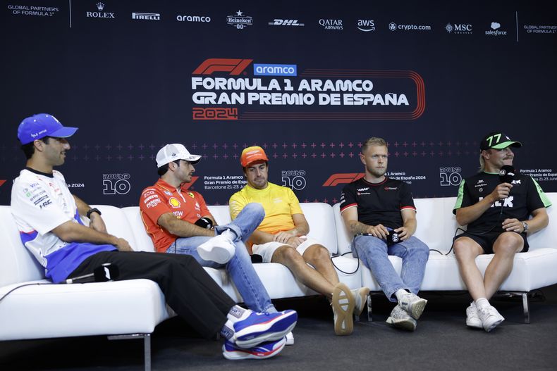 El piloto finlandés de Sauber Valtteri Bottas habla en conferencia de prensa antes del Gran Premio de España en Montmeló acompañado del australiano Daniel Ricciardo de RB, el español de Ferrari Carlos Sainz, su compatriota Fernando Alonso de Aston Martin y el danés Kevin Magnussen de Haas el jueves 20 de junio del 2024. (AP Foto/Joan Monfort)