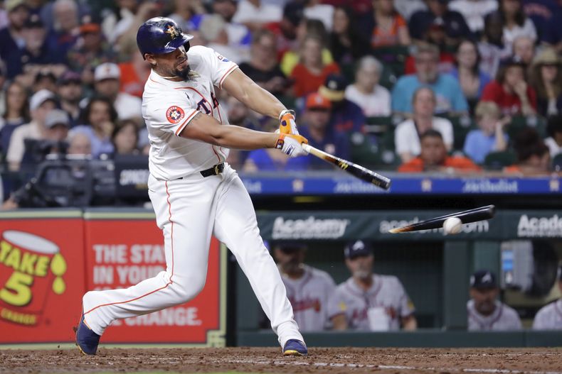 El primera base de los Astros de Houston José Abreu quiebra el bate al hacer contacto en la séptima entrada del encuentro ante los Bravos de Atlanta el lunes 15 de abril del 2024. (AP Foto/Michael Wyke)