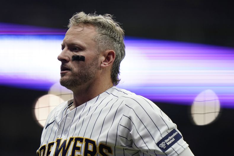 Josh Donaldson de los Cerveceros de Milwaukee durante un juego contra los Nacionales de Washington, el 16 de septiembre de 2023. (AP Foto/Aaron Gash)