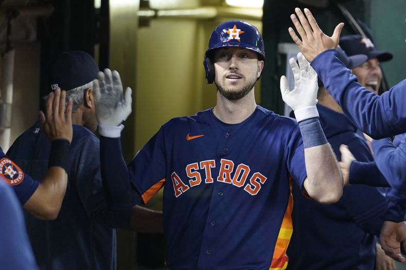 Kyle Tucker, de los Astros de Houston, festeja en la cueva luego de batear un jonrón solitario en el séptimo episodio del duelo ante los Atléticos de Oakland, el viernes 21 de julio de 2023 (AP Foto/Godofredo A. Vásquez)