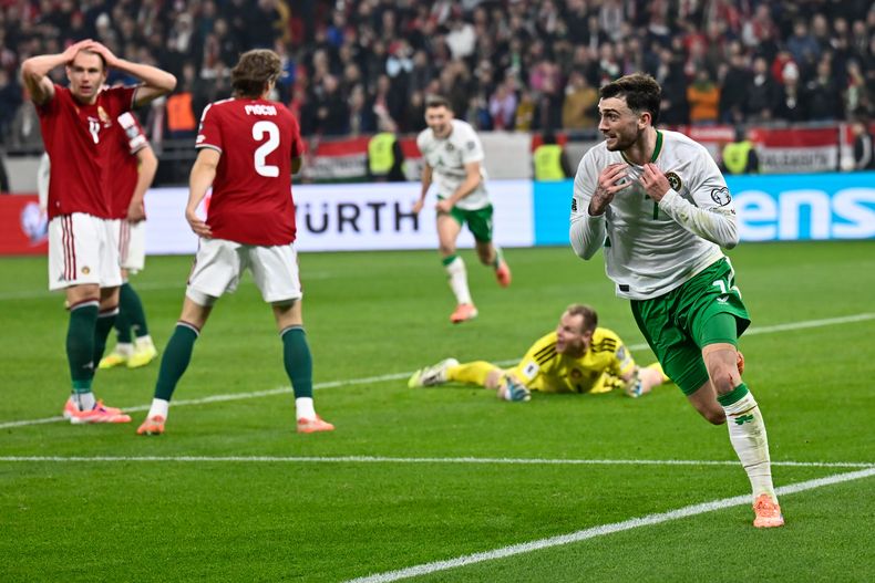 Troy Parrott, de Irlanda, a la derecha, celebra después de anotar el tercer gol de su equipo durante el juego de fútbol del grupo F de clasificación para la Copa del Mundo de 2026 entre Hungría e Irlanda en Budapest, Hungría, el domingo 16 de noviembre de 2025. (AP Photo/Denes Erdos)