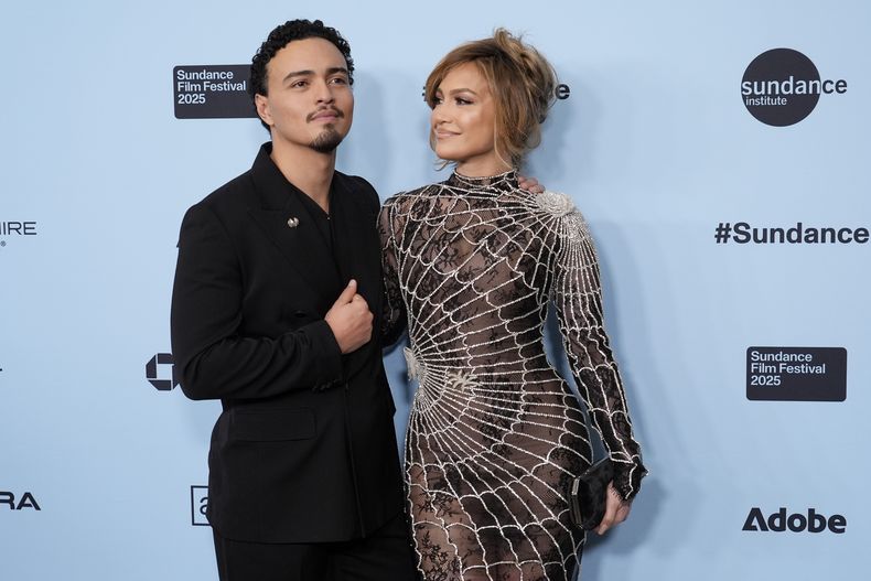 Jennifer López, derecha, y Tonatiuh, miembros del elenco de El beso de la Mujer Araña, posan juntas en el estreno de la película durante el Festival de Cine de Sundance el domingo 26 de enero de 2025 en Park City, Utah. (Foto AP/Chris Pizzello)