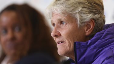 La sueca Pia Sundhage, entrenadora de Brasil, habla en una conferencia de prensa el martes 1 de agosto de 2023, en Melbourne (AP Foto/Victoria Adkins)