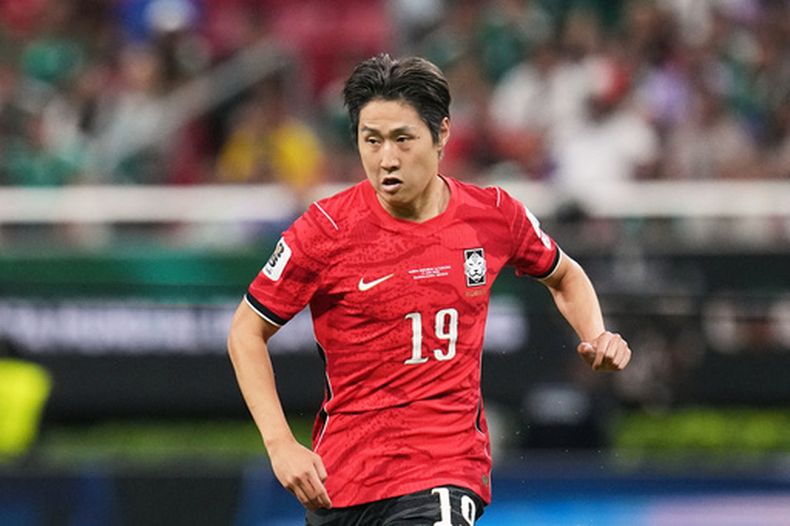ARCHIVO - Foto del 11 de junio del 2026, el surcoreano Lee Kang-in disputa el encuentro ante la República Checa en el Grupo A de la Copa Mundial. (AP Foto/Dolores Ochoa, Archivo)