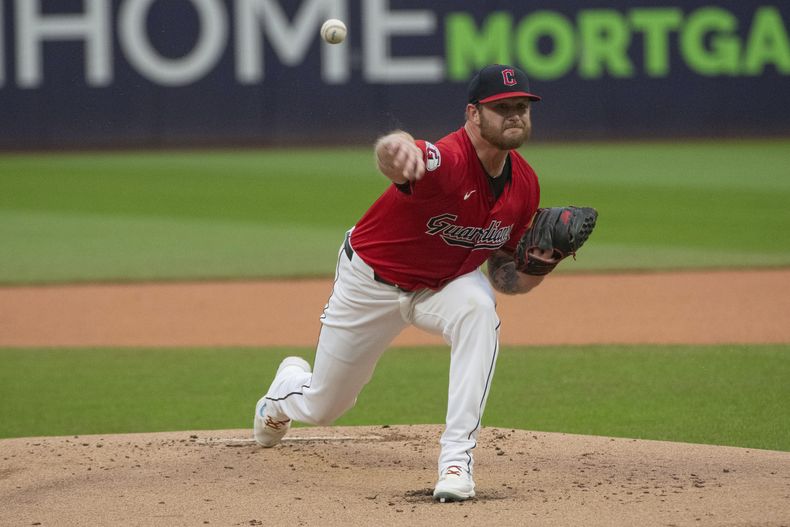 El abridor de los Guardianes de Cleveland Ben Lively lanza en la primera entrada del encuentro ante los Astros de Houston el sábado 28 de septiembre del 2024. (AP Foto/Phil Long)