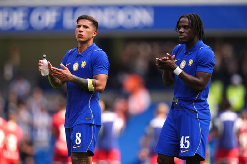 Enzo Fernandez y Romeo Lavia del Chelsea aplauden a los aficionados tras el silbatazo final al final encuentro amistoso ante la Real Sociedad el sábado 15 de agosto del 2026. (John Walton/PA via AP)