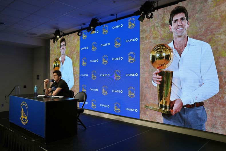 Bob Myers, presidente y gerente general de los Warriors de Golden State, durante una rueda de prensa en San Francisco, el martes 30 de mayo de 2023. (AP Foto/Eric Risberg)