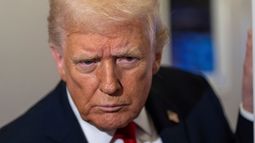 El presidente de Estados Unidos, Donald Trump, se inclina hacia delante para escuchar una pregunta mientras habla con periodistas durante un vuelo en el Air Force One desde la Base Conjunta Andrews a su finca de Mar-a-Lago en Palm Beach, Florida, el martes 25 de noviembre de 2025. (AP Foto/Alex Brandon)