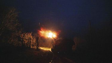 Un vehículo ucraniano de artillería autopropulsada AS-90 dispara hacia posiciones rusas en la línea del frente en dirección a Pokrovsk, en la región de Donetsk, Ucrania, el miércoles 23 de diciembre de 2024. (Foto AP/Evgeniy Maloletka)