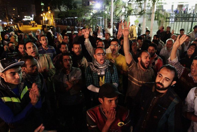 Simpatizantes del derrocado presidente de Egipto Mohamed Morsi se re&uacute;nen en el distrito de Nasr City en El Cairo el domingo 24 de noviembre de 2013. El gobierno interino anunci&oacute; que en enero se realizar&aacute; un refer&eacute;ndum constituc